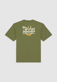 Camiseta de algodón verde oliva con cuello redondo y mangas cortas. El diseño trasero incluye texto blanco que dice "Dickies" y "Genuine Workwear" con un detalle amarillo.