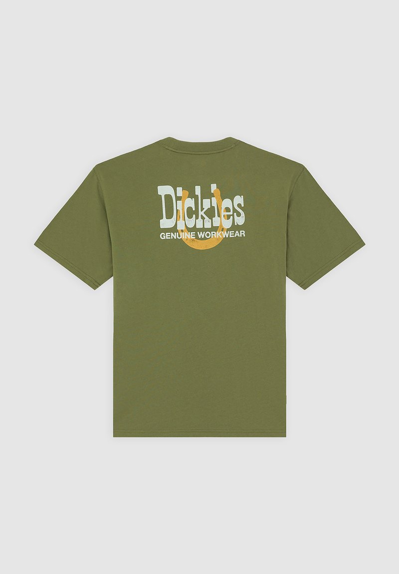 T-shirt en coton vert olive avec un col rond et des manches courtes. Le dos présente un texte blanc indiquant "Dickies" et "Genuine Workwear" avec un accent jaune.