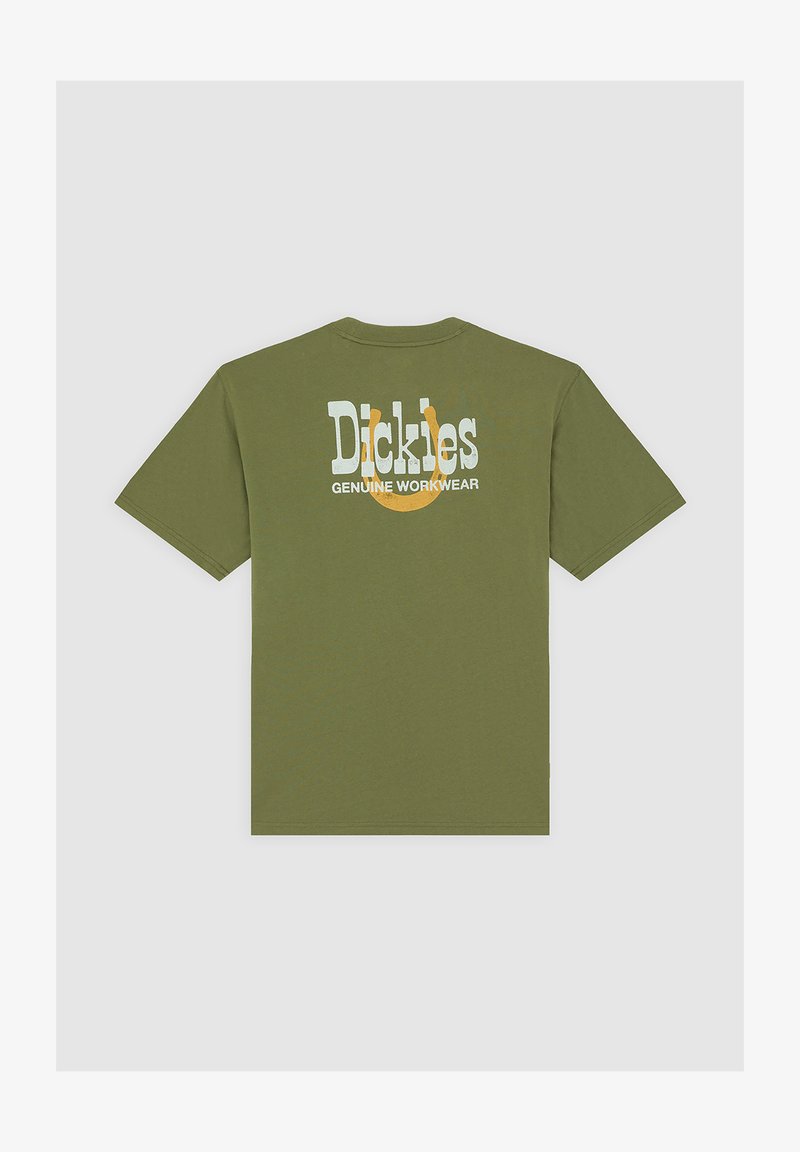 T-shirt en coton vert olive avec un col rond et des manches courtes. Le dos présente un texte blanc indiquant "Dickies" et "Genuine Workwear" avec un accent jaune.