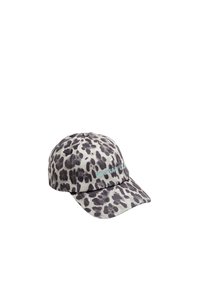 Gorra de béisbol con estampado de leopardo en tonos grises, con un logotipo bordado en azul. Material textil suave con visera curvada y correa ajustable.