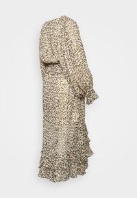 Vestido com estampa de leopardo, em bege e castanho, com mangas longas, detalhe de bainha com babados e uma silhueta fluida, feito de tecido leve.