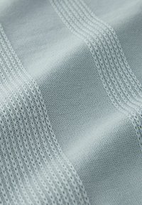  Lichtblauwe gebreide stof met gestructureerde strepen en delicate geweven patronen, met een zachte, gladde textuur en subtiele glans.