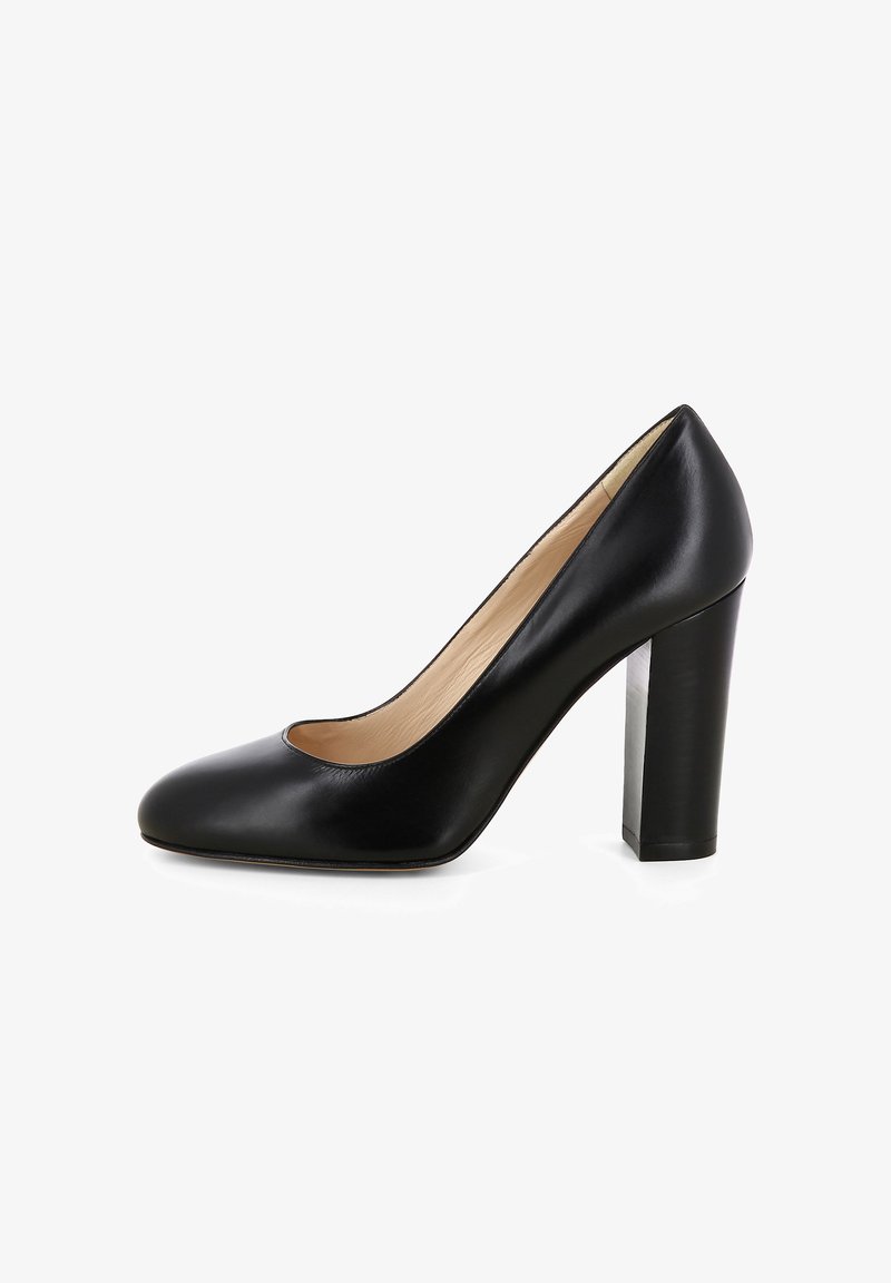 Zwarte leren hoge hak met een ronde neus, een gladde textuur en een blokhak. De binnenkant heeft een beige voering.