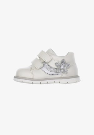 Scarpe per bambini in pelle bianca con accenti glitterati argento, due cinturini regolabili in Velcro e un'ornamentazione a forma di stella. Suola leggera.