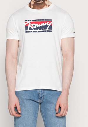 Weiße Baumwoll-T-Shirt mit einem Grafikdruck in Rot und Marineblau, beschriftet mit "New York City Tommy Jeans Since 1985." Rundhalsausschnitt und kurze Ärmel.