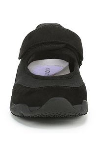 Chaussure noire avec une large sangle, tige en tissu, talon ouvert et semelle intérieure rembourrée. Semelle noire texturée conçue pour l'adhérence et la flexibilité.
