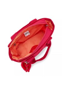 Rød stoftaske med lynlåslukning, foret med orange. Har korte håndtag og en fluffy pom-pom detalje. Brandlabel indeni.