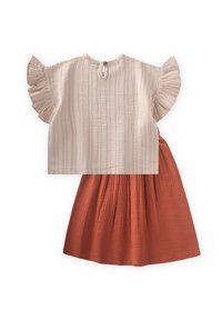 Zweiteiliges Outfit mit einem strukturierten, gestreiften cremefarbenen Oberteil mit Rüschensleeves und einem rostfarbenen, plissierten Rock. Knopfverschluss hinten.