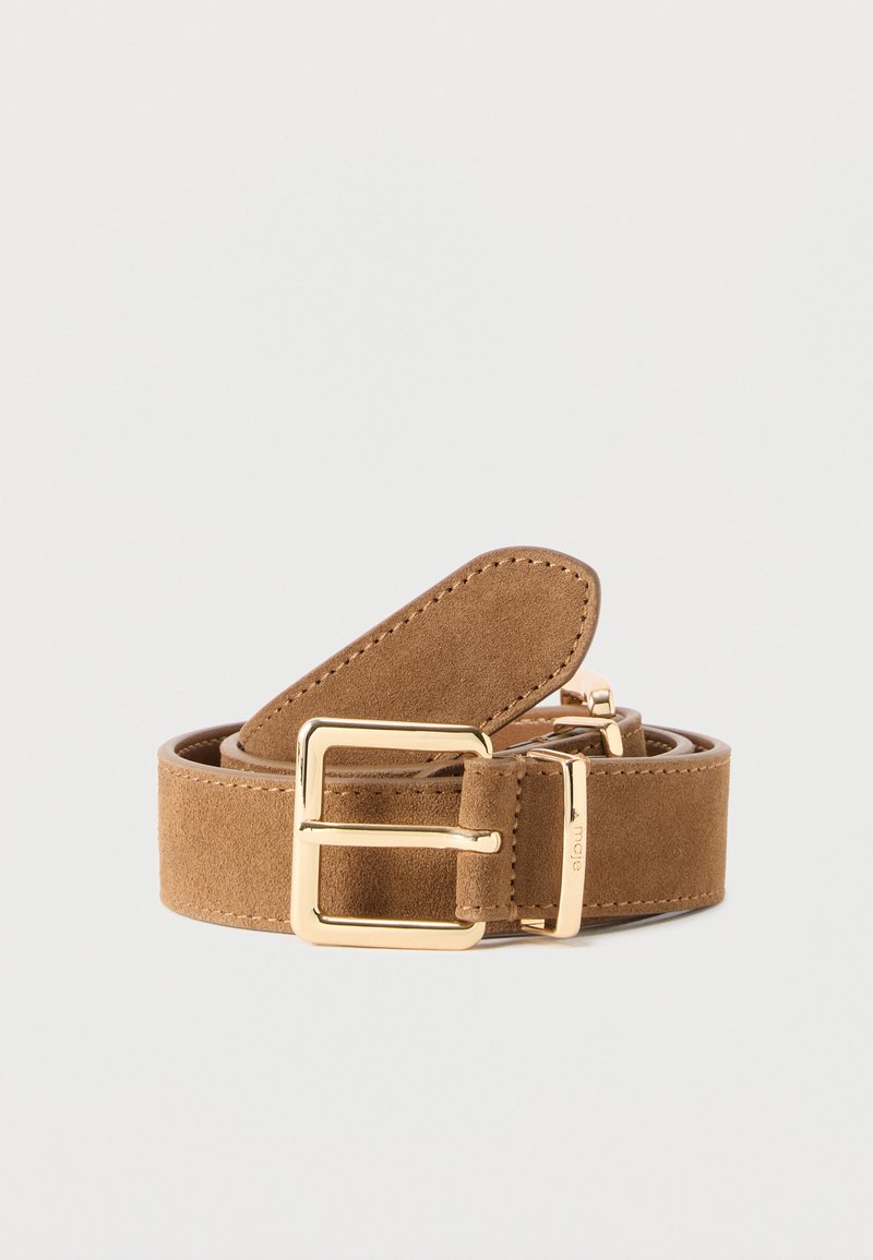 Ceinture en daim marron enroulée avec une boucle rectangulaire dorée et des bords cousus sur fond blanc.