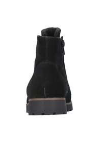 Zwarte suède enkellaarsjes met een achterrits, ronde neus en een getextureerde rubberen zool. Kenmerken zijn een platte hak en een zachte binnenvoering.