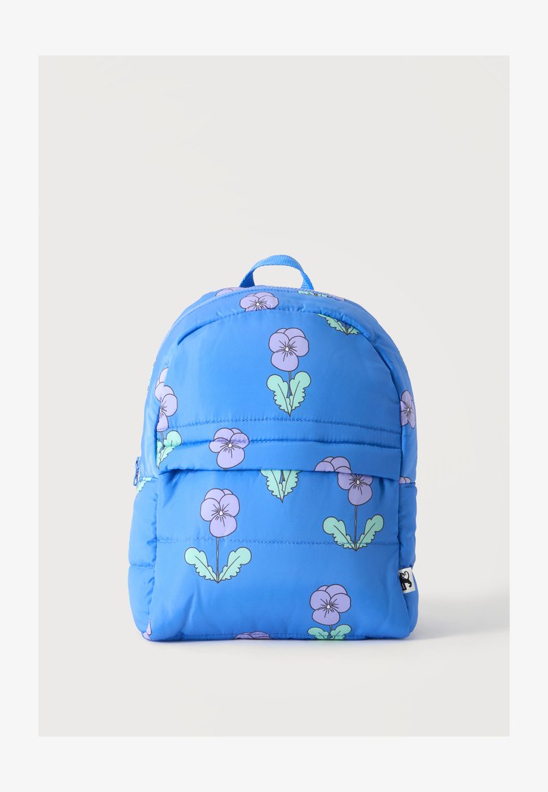 Sac à dos bleu avec motif de fleur violette et feuille verte, poche avant zippée et poignée supérieure sur fond neutre.