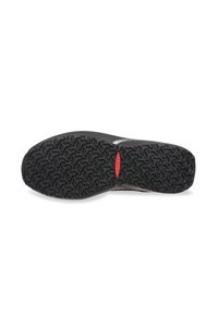 Sole di scarpa nera con un motivo di battistrada testurizzato e un logo ovale rosso al centro, su uno sfondo bianco.