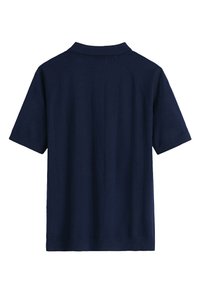 Polo en tricot à manches courtes bleu marine avec un col côtelé et un motif texturé. L'arrière présente une coupe droite et des détails minimaux.
