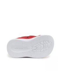 Zapatilla deportiva roja con un upper texturizado, detalles en negro y una suela de goma blanca con un patrón de banda de rodadura en zigzag.