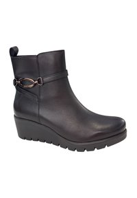 Stivale alla caviglia nero in pelle liscia, con punta arrotondata, tacco a zeppa e cinturino decorativo con un accent metallico circolare.