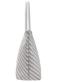 Sac à main tissé blanc et argent avec des poignées torsadées, une forme effilée, une surface texturée et un motif géométrique à l'extérieur.