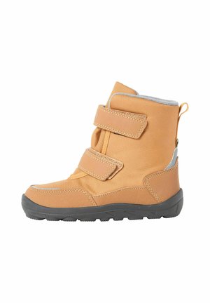 Børns brune vinterstøvle med to velcrorem og sort sål, designet til koldt vejr med trækflig bagpå.