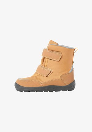 Børns brune vinterstøvle med to velcrorem og sort sål, designet til koldt vejr med trækflig bagpå.