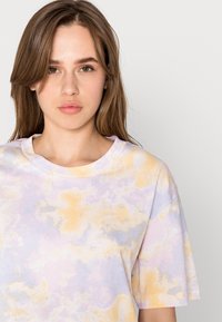 Monki T-shirt estampada - white light/pastel