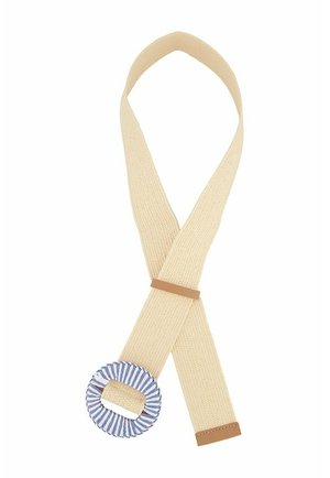 Ceinture tissée beige avec une boucle ronde rayée bleue et blanche recouverte de tissu et des détails en cuir marron sur fond blanc.