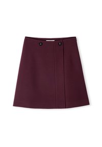 Bordeaux rok gemaakt van een gladde stof, met een rechte snit, een naden aan de voorkant en twee zwarte knopen op de tailleband.