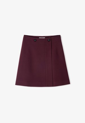 Gonna bordeaux realizzata in un tessuto liscio, con un taglio dritto, cucitura anteriore e due bottoni neri in vita.