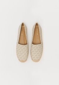 Bežīgas auduma espadrilles ar MK monogrammu rakstu, apaļu purngalu, elastīgām sānu daļām un jūtu virvi. Gluda iekšējā oderējuma apdare.