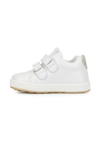 Sneakers bianchi in pelle con doppie cinghie in velcro, punta rotonda, soletta imbottita e suola in gomma naturale. Dettagli testurizzati sulla parte posteriore.