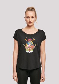 Schwarzes T-Shirt mit kurzen Ärmeln, das eine farbenfrohe Illustration von Muppet-Charakteren mit Musikinstrumenten vor einem weißen Klavier-Hintergrund zeigt.