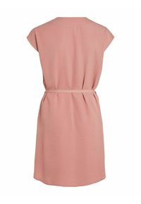 Robe courte rose en tissu doux, avec des manches courtes, une taille ceinturée, et une silhouette lisse arrivant au genou avec un drapé subtil.