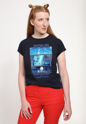 Granatowa koszulka z grafiką z trzema panelami z "Star Wars: Visions". W komplecie z jaskrawoczerwonymi spodniami, krótkie rękawy.