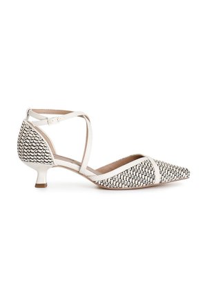 Scarpa in tessuto intrecciato bianco e nero con punta appuntita, cinturino alla caviglia e tacco conico corto. Presenta dettagli incrociati sulla parte superiore.