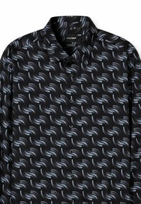 Schwarzes Button-up-Hemd mit einem wellenförmigen Muster in Hellgrau. Hergestellt aus glattem Stoff mit einem strukturierten Kragen und schwarzen Knöpfen.