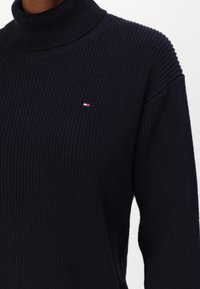 Tommy Hilfiger CARDI granatowy