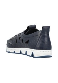 Marineblaue Ledersneaker mit Ausschnitten, weißer Mittelsohle und strukturiertem Sohlenbereich. Verfügt über eine Schlaufe an der Ferse für ein einfaches Anziehen.