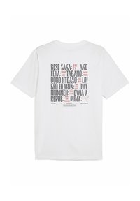Witte t-shirt met korte mouwen, voorzien van verschillende woorden en zinnen in zwarte en rode tekst op de achterkant. Zacht katoen, casual ontwerp.