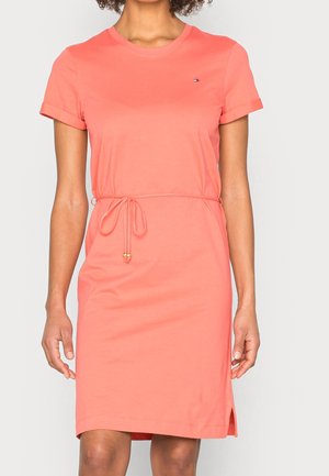 Koralowa sukienka z krótkimi rękawami i troczkiem w talii, z okrągłym dekoltem, bocznymi rozcięciami oraz niewielkim logo na piersi.