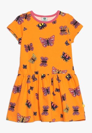Jasnopomarańczowa bawełniana sukienka z krótkimi rękawami. Posiada marszczony dół i motyle w różnych kolorach, w tym różowym i czarnym.