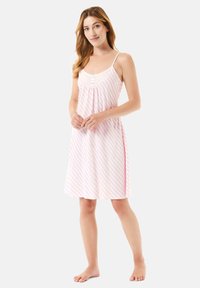Camison ligero en rayas rosas y blancas, con tirantes ajustables, un cuerpo plisado y botones en la parte delantera para estilizar.