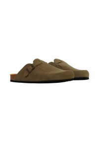 Zoccoli in suede marrone, con suola in sughero, punta arrotondata e dettagli con cinturino regolabile, caratterizzati da una texture liscia e un design minimalista.