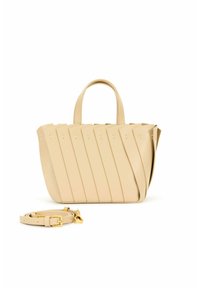 Borsa tote beige di forma curvata, con pieghe verticali, manici corti e una tracolla removibile. Presenta hardware color oro per la regolazione.