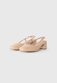 Nahatnud slingback kingad terava nina, ploki kontsa ja pahkluuruuguga. Sile nahk materjal, millel on kerge läige ja minimaalsed õmblusdetailid.