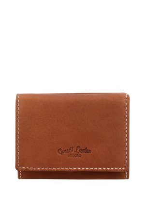 Hnedá kožená peňaženka s bielym šitím a vyrazeným logom "Gusti Leder studio" na prednom prepínaní.
