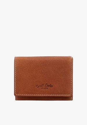 Portafoglio in pelle marrone con cuciture bianche e logo "Gusti Leder studio" impresso sulla patta frontale.