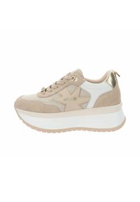 Chaussure de sport beige et blanche avec une tige en daim et en cuir, semelle plate-forme blanche surélevée, accents dorés et logo en étoile sur le côté.