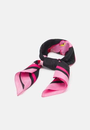 Foulard en soie avec des sections noires et roses, présentant un visage stylisé de panthère rose, noué en un nœud lâche sur fond blanc.
