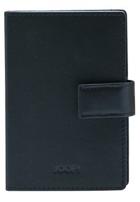 Zwarte leren portemonnee met een gladde textuur, rechthoekige vorm en een sluiting met een frontstrap. Voorzien van een geperst merkembleem aan de onderkant van de voorkant.