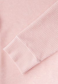 Rosa geripptes Material mit einer weichen, samtigen Textur. Das Design zeigt schmale, vertikale Streifen und hat einen deutlich ausgeprägten umgeschlagenen Bund.