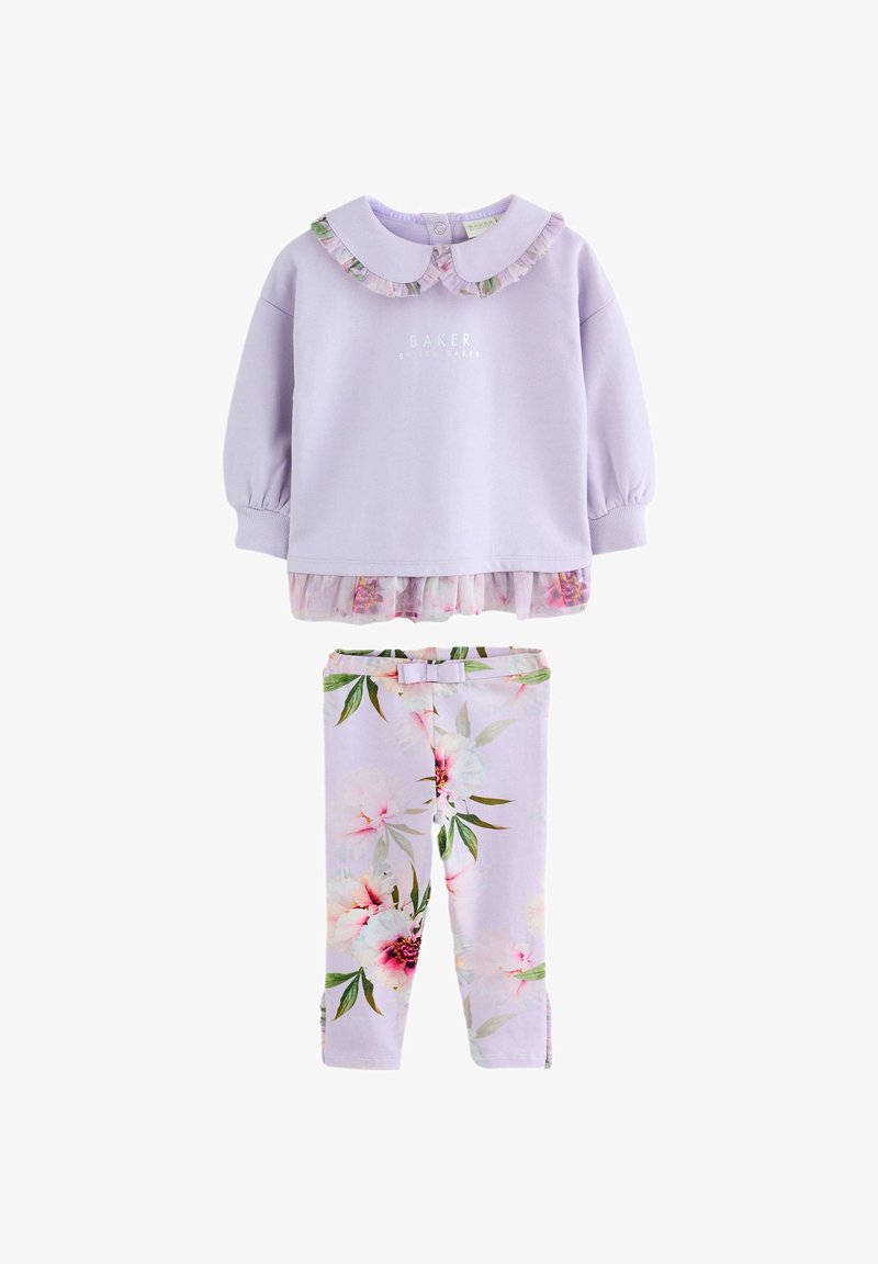 Svetrov z lavandom in nabrano cvetličnim ovratnikom, v kombinaciji z legicami s cvetličnim tiskom, ki imajo rožnate in zelene akcentne barve ter pentljo na pasu.