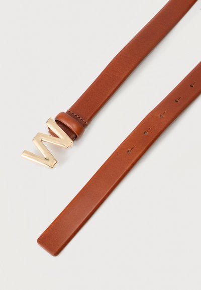 Καφέ δερμάτινη ζώνη με αγκράφα σε χρυσή απόχρωση, σε σχήμα "W", με λεία υφή και πολλές τρύπες για ρύθμιση κατά μήκος του ιμάντα.